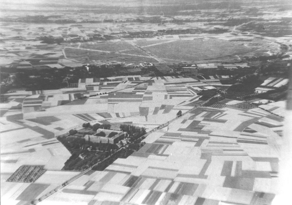 Bovenaan de vliegbasis. Onderaan het voormalige klooster Saffraanberg, huisvesting van de 48ste FG en de 305de BG